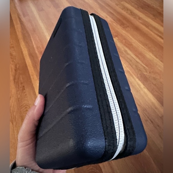 Away travel amenities kit - grey zipper BNWT - Picture 4 of 4